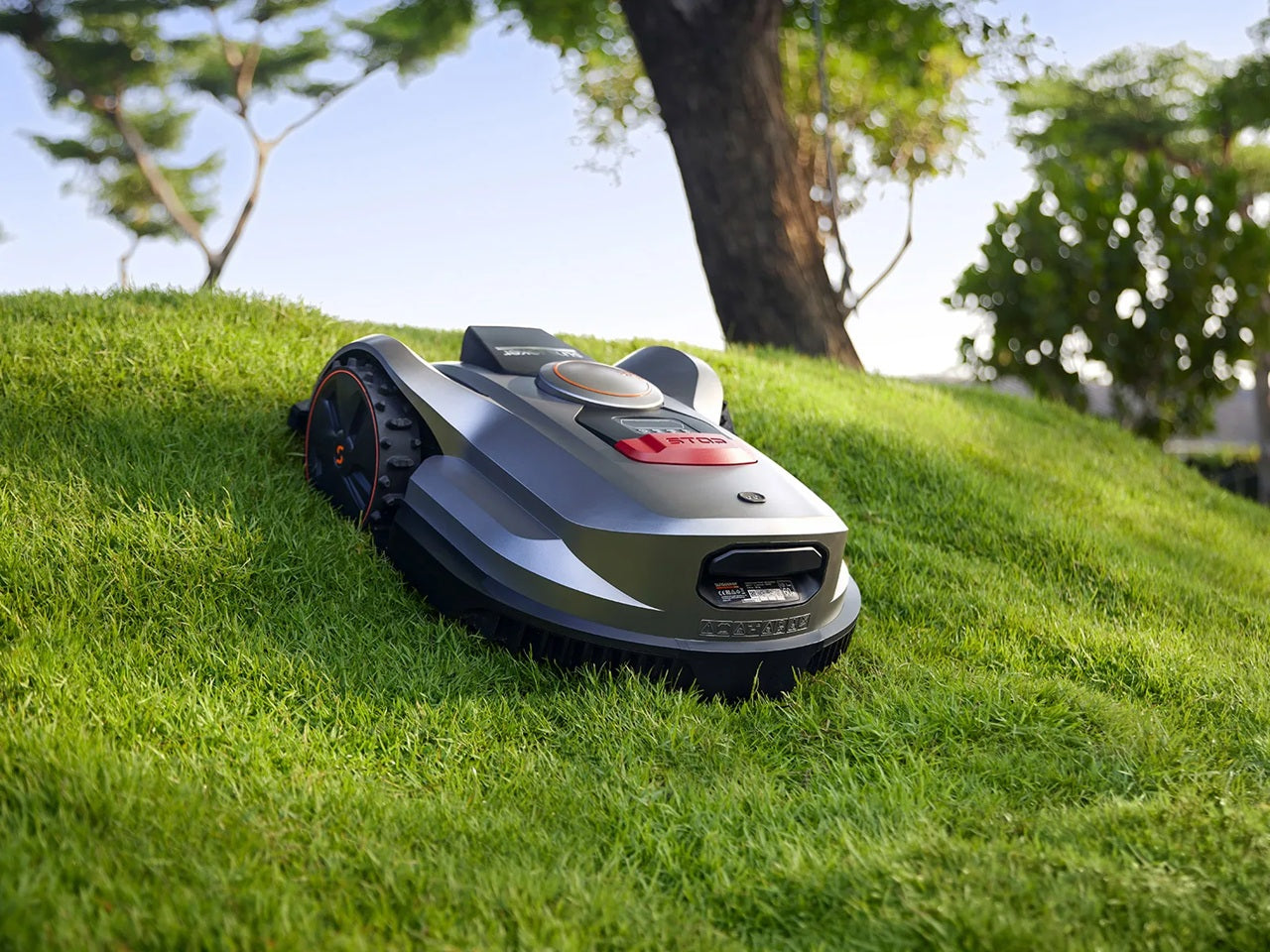 Robot rasaerba autonomo Sunseeker X7 TRAZIONE INTEGRALE, tecnologia GPS/RTK/Vision AI con doppia fotocamera per aree fino a 3000 metri quadri